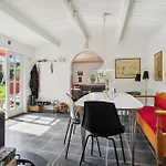 펜션 2 Bedroom Cozy In