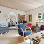 펜션 2 Bedroom Cozy In