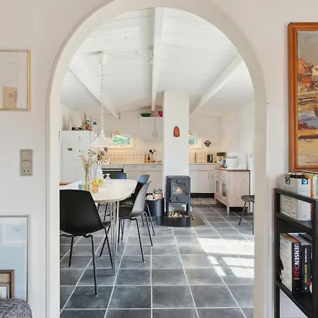 Vakantiehuis 2 Bedroom Cozy In *